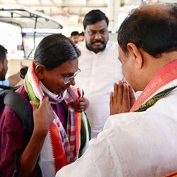 <p>తెలంగాణ కాంగ్రెస్‌ కొత్త ఇన్‌చార్జ్‌ మీనాక్షి నటరాజన్… తనదైన శైలిలో ఎంట్రీ ఇచ్చారు. ఇంఛార్జ్ బాధ్యతలు తీసుకున్న తర్వాత… తొలిసారిగా శుక్రవారం హైదరాబాద్ కు వచ్చారు. ప్రత్యేక విమానాలు, కార్లు కాకుండా…. సాదాసీదాగా ట్రైన్ లో ల్యాండ్ అయ్యారు.&nbsp;</p>