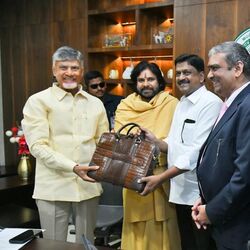 <p>ముఖ్యమంత్రికి బడ్జెట్‌ ప్రతులు అందచేస్తున్న ఆర్థిక మంత్రి పయ్యావుల కేశవ్</p>
