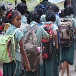 <p>తెలంగాణతో పోల్చితే ఏపీలోని చాలా జిల్లాల్లో ఉష్ణోగ్రతల తీవ్రత ఎక్కువగా ఉంటోంది. చాలా జిల్లాల్లో 35 డిగ్రీలకుపైగా సెంటిగ్రేడ్ ల ఉష్ణోగ్రతలు రికార్డవుతున్నాయి. మార్చి రావటంతో… పరిస్థితి మరింత ముదిరే అవకాశం ఉంది.&nbsp;</p>