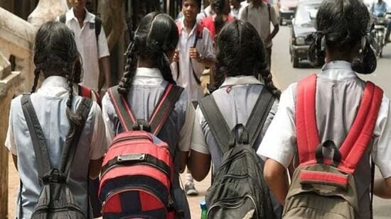 ఎండల తీవ్రత పెరుగుతుండటంతో ఏపీ విద్యాశాఖ ఒంటిపూట బడులపై కసరత్తు చేసే పనిలో పడింది. గతేడాదితో పోల్చితే ఈసారి కాస్త ముందుగానే ఒంటి పూట బడులను ప్రారంభించాలని యోచిస్తోంది.