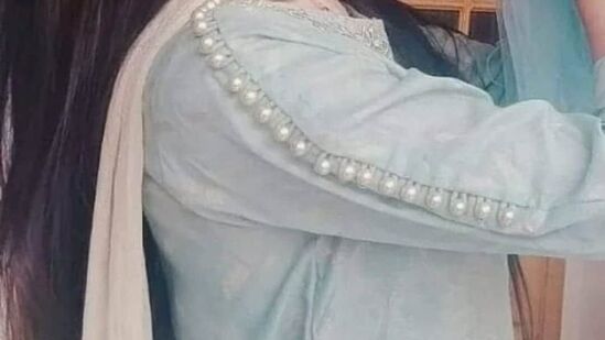 స్లీవ్స్‌పై పెర్ల్ డిటైలింగ్ తో కనిపిస్తున్న ఈ డిజైన్ కుట్టించుకుని వేసుకున్నారంటే మీరు మరింత ట్రెండీగా కనిపిస్తారు.
