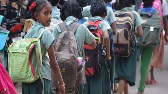 తెలంగాణతో పోల్చితే ఏపీలోని చాలా జిల్లాల్లో ఉష్ణోగ్రతల తీవ్రత ఎక్కువగా ఉంటోంది. చాలా జిల్లాల్లో 35 డిగ్రీలకుపైగా సెంటిగ్రేడ్ ల ఉష్ణోగ్రతలు రికార్డవుతున్నాయి. మార్చి రావటంతో… పరిస్థితి మరింత ముదిరే అవకాశం ఉంది.&nbsp;