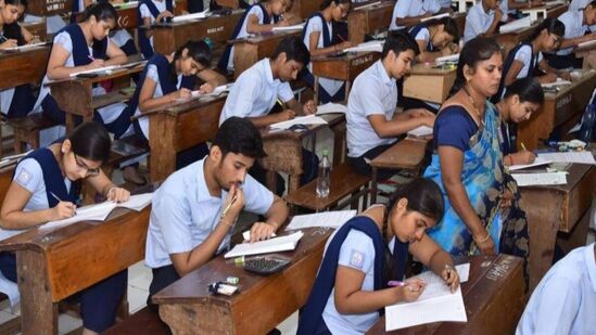 ఇక ఏపీలో మార్చి 17 నుంచి పదో తరగతి పరీక్షలు ప్రారంభం కానున్నాయి. ఈ మేరకు ఎస్సెస్సీ బోర్డు ఏర్పాట్లు సిద్ధం చేసింది. మార్చి 31వ తేదీ వరకు పరీక్షలు జరగనున్నాయి.&nbsp;మార్చి 17 -ఫస్ట్ లాంగ్వేజ్, మార్చి 19-సెకండ్ లాంగ్వేజ్, మార్చి 21- ఇంగ్లీష్, మార్చి 24 -గణితం, మార్చి 26- ఫిజిక్స్, మార్చి 28 - బయోలజీ, మార్చి 31 - సోషల్ స్టడీస్ పరీక్ష ఉంటుంది.