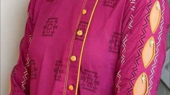 ఫిష్ కట్స్ తో పాటు పూసలతో కనిపిస్తున్న ఈ స్లీవ్ డిజైన్ మీ సూట్ లేదా కుర్తీకి పర్ఫెక్ట్ &nbsp;స్టైలిష్ లుక్‌ని ఇస్తుంది.&nbsp;