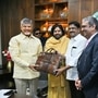<p>ముఖ్యమంత్రికి బడ్జెట్‌ ప్రతులు అందచేస్తున్న ఆర్థిక మంత్రి పయ్యావుల కేశవ్</p>