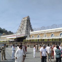 <p>స్థానికులకు తిరుపతి మహతి ఆడిటోరియంలోని కౌంటర్లలోను, తిరుమల స్థానికులకు బాలాజీ నగర్ కమ్యూనిటీ హాల్ లో మొదట వచ్చిన వారికి మొదటి ప్రాతిపదికన ఆదివారం ఉదయం 5 గంటల నుంచి శ్రీవారి దర్శన టోకెన్లు జారీ చేయనున్నారు.</p>