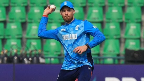 ఫిల్ సాల్ట్ కూడా ఇంగ్లండ్ కెప్టెన్ గా పరిగణించాల్సిన ఆటగాడే. గాయంతో బట్లర్ లేనప్పుడు ఆస్ట్రేలియాతో టీ20 సిరీస్ లో జట్టును సాల్ట్ నడిపించాడు. ఆ సిరీస్ 1-1తో డ్రాగా ముగిసింది. ఈ సిరీస్ లో సాల్ట్ తన కెప్టెన్సీతో ఆకట్టుకున్నాడు.&nbsp;