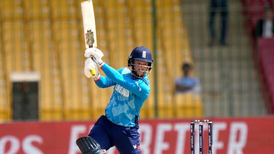 బ్యాటింగ్ లో అదరగొడుతున్న ఓపెనర్ డకెట్ కూడా కెప్టెన్సీ రేసులో ఉన్నాడు. ఛాంపియన్స్ ట్రోఫీలో ఆస్ట్రేలియాపై రికార్డు సెంచరీ బాదాడు. కానీ నోటి దురుసు డకెట్ కు ఇబ్బందిగా మారే అవకాశముంది. భారత్ తో వార్మప్ వన్డే సిరీస్ కాదు ఛాంపియన్స్ ట్రోఫీ గెలుస్తామని డకెట్ గతంలో పేర్కొన్నాడు. బ్యాటింగ్ లో అదరగొడుతున్న ఓపెనర్ డకెట్ కూడా కెప్టెన్సీ రేసులో ఉన్నాడు. ఛాంపియన్స్ ట్రోఫీలో ఆస్ట్రేలియాపై రికార్డు సెంచరీ బాదాడు. కానీ నోటి దురుసు డకెట్ కు ఇబ్బందిగా మారే అవకాశముంది. భారత్ తో వార్మప్ వన్డే సిరీస్ కాదు ఛాంపియన్స్ ట్రోఫీ గెలుస్తామని డకెట్ గతంలో పేర్కొన్నాడు. 