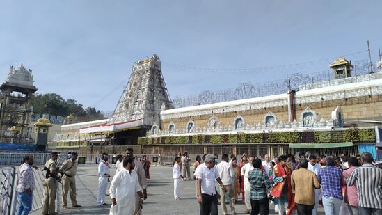 <p>స్థానికులకు తిరుపతి మహతి ఆడిటోరియంలోని కౌంటర్లలోను, తిరుమల స్థానికులకు బాలాజీ నగర్ కమ్యూనిటీ హాల్ లో మొదట వచ్చిన వారికి మొదటి ప్రాతిపదికన ఆదివారం ఉదయం 5 గంటల నుంచి శ్రీవారి దర్శన టోకెన్లు జారీ చేయనున్నారు.</p>