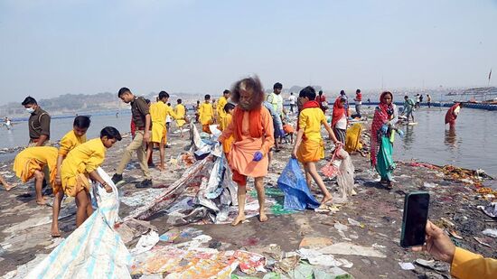మహా కుంభమేళా ముగిసిన తరువాత, ముఖ్యమంత్రి యోగి ఆదిత్యనాథ్ పారిశుద్ధ్య కార్మికుల సేవలను అభినందించారు. మేళా మైదానాలను శుభ్రపరిచేలా చూడాలని అధికారులను ఆదేశించారు.