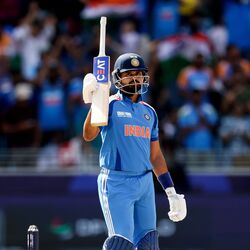<p>ఛాంపియన్స్ ట్రోఫీలో చివరి గ్రూప్ మ్యాచ్ లో ఫైటింగ్ హాఫ్ సెంచరీతో భారత్ ను శ్రేయస్ ఆదుకున్నాడు. బ్యాటింగ్ కఠినంగా ఉన్న దుబాయ్ పిచ్ పై శ్రేయస్ అసాధారణ నైపుణ్యాలు ప్రదర్శించాడు. 79 పరుగులతో జట్టుకు పోరాడే స్కోరు అందించాడు.&nbsp;</p>