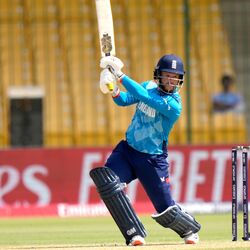 <p>Champions Trophy Top 5 Batters: ప్రస్తుత ఐసీసీ ఛాంపియన్స్ ట్రోఫీ గ్రూప్ లీగ్ ముగిసిన తర్వాత అత్యధిక రన్స్ చేసిన బ్యాట్స్‌మన్ ఇంగ్లండ్‌కు చెందిన బెన్ డకెట్. 3 మ్యాచ్‌లలో 75.66 సగటుతో 227 రన్స్ సాధించాడు. ఒక సెంచరీ చేశాడు. 108.61 స్ట్రైక్ రేటుతో రన్స్ చేశాడు. అత్యధిక వ్యక్తిగత స్కోర్ 165 రన్స్.</p>