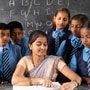 బాలబాలికలతో ఉపాధ్యాయురాలు