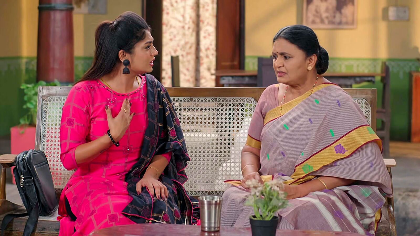 Gunde Ninda Gudi Gantalu Today Episode: రోహిణి పుట్టింటికి మీనా, బాలు.. మనోజ్‌కి సపోర్ట్ చేసిన అత్త.. కామాక్షి అశుభాలు