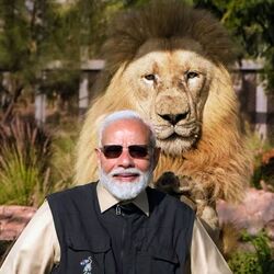 <p>వైట్ ఆసియాటిక్ లయన్ తో ప్రధాని మోదీ సెల్ఫీ</p>