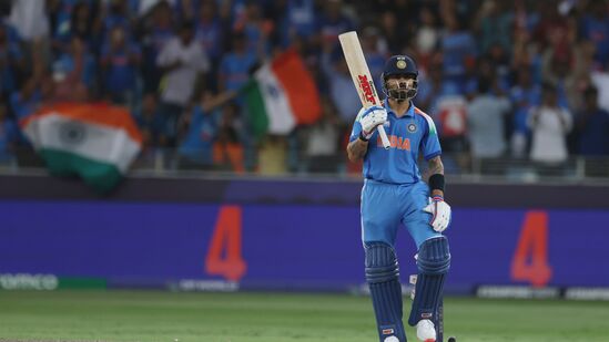 Rohit Sharma World Record: విరాట్ కోహ్లి కూడా సెమీఫైనల్ మ్యాచ్ లో ఓ రికార్డు అందుకున్నాడు. వన్డేల్లో చేజింగ్ లో 1000 రన్స్ చేసిన క్రికెటర్లు 237 మంది ఉన్నారు. కానీ కోహ్లి మాత్రమే 60కిపైగా సగటు సాధించడం విశేషం.