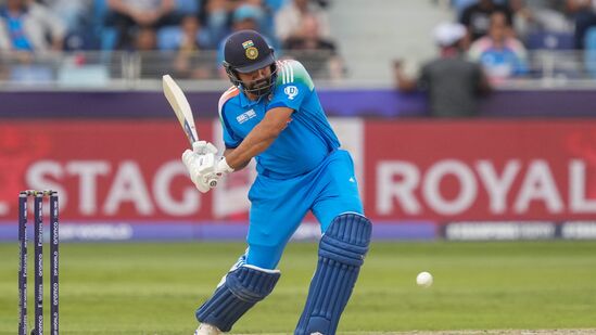 Rohit Sharma World Record: అత్యధిక సిక్సర్ల జాబితాలో రోహిత్ అగ్రస్థానంలో ఉన్నాడు. ఆ తరువాత గేల్ (64 సిక్స్‌లు), మూడవ స్థానంలో గ్లెన్ మాక్స్‌వెల్ (49 సిక్సర్లు, సెమీఫైనల్లో ఒక సిక్సర్ కొట్టాడు), డేవిడ్ మిల్లర్ 45 సిక్సర్లు. డేవిడ్ వార్నర్ 42 సిక్సర్లు. ఆ తరువాత భారత మాజీ కెప్టెన్ సౌరవ్ గంగూలీ (42 సిక్సర్లు) ఉన్నారు.