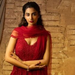 <p>Meenakshi Chaudhary: &nbsp;మీనాక్షి చౌదరి.. ఇప్పుడు టాలీవుడ్ టాప్ హీరోయిన్లలో ఒకరు. వరుసగా లక్కీ భాస్కర్, సంక్రాంతికి వస్తున్నాం సినిమాలతో తెలుగు ప్రేక్షకులకు మరింత దగ్గరైంది.</p>