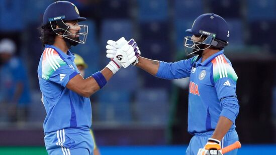 ఇక టీమిండియా కలిసికట్టుగా అదరగొడుతోంది. జట్టు ఆటగాళ్లు ఒక్కటిగా కలిసిపోయారు. ఒకరిని మరొకరు ఎంకరేజ్ చేసుకుంటూ సాగుతున్నారు. ముఖ్యంగా సీనియర్ ప్లేయర్లు రోహిత్, కోహ్లి, షమి తమ ప్రదర్శనతో జట్టులో స్ఫూర్తి నింపుతున్నారు. ఫైనల్లోనూ ఇదే జోరు కొనసాగిస్తే ట్రోఫీ భారత్ చేతికి చిక్కినట్లే.&nbsp;