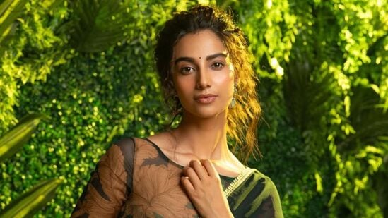 Meenakshi Chaudhary: ఇచ్చట వాహనములు నిలుపరాదు అనే తెలుగు సినిమాతో హీరోయిన్‌గా తెలుగు తెరకు పరిచయమైంది. ఖిలాడీ, ‘హిట్ ది సెకండ్ కేస్’ వంటి తెలుగు సినిమాలలో నటించింది.