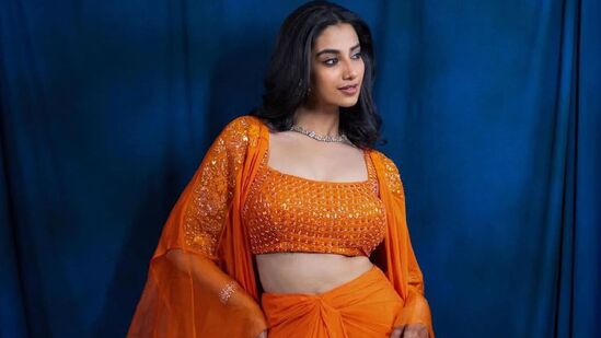 Meenakshi Chaudhary: 1997 మార్చి 7న హర్యానాలోని పంచకులలో జన్మించింది మీనాక్షి చౌదరి. ఆమె తండ్రి పేరు పి.ఆర్. చౌదరి. ఆయన భారతీయ సైన్యంలో కర్నల్‌గా పనిచేశారు. మీనాక్షి చౌదరి పంజాబీ. చండీగఢ్‌లోని సెయింట్ సోల్జర్ ఇంటర్నేషనల్ కాన్వెంట్ స్కూల్‌లో చదువుకుంది. ఆమె డెంటల్ డాక్టర్ కూడా.