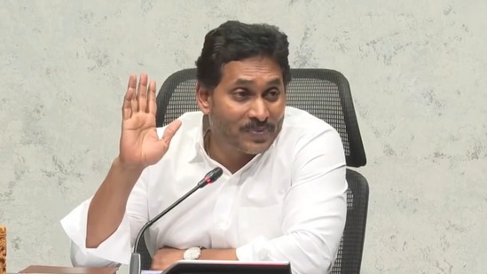 <p>నిరుద్యోగులను నమ్మించి మరోసారి ఎగనామం పెట్టారని వైఎస్ జగన్ మండిపడ్డారు. 20 లక్షల ఉద్యోగాలు, ఇవ్వలేకపోతే నిరుద్యోగ భృతి అన్నారని 10 నెలలుగా ఉద్యోగాల్లేవ్.. భృతి లేదు. ఇదేనా మంచి ప్రభుత్వం అంటూ కూటమి ప్రభుత్వంపై జగన్ విరుచుకుపడ్డారు. &nbsp;<br>&nbsp;</p>