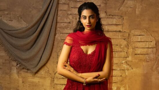 Meenakshi Chaudhary: &nbsp;మీనాక్షి చౌదరి.. ఇప్పుడు టాలీవుడ్ టాప్ హీరోయిన్లలో ఒకరు. వరుసగా లక్కీ భాస్కర్, సంక్రాంతికి వస్తున్నాం సినిమాలతో తెలుగు ప్రేక్షకులకు మరింత దగ్గరైంది.