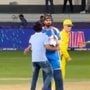 KL Rahul: గ్రౌండ్లోకి దూసుకొచ్చి ఏడుస్తూ రాహుల్ను కౌగిలించుకున్న అభిమాని. KL Rahul: గ్రౌండ్లోకి దూసుకొచ్చి ఏడుస్తూ రాహుల్ను కౌగిలించుకున్న అభిమాని.