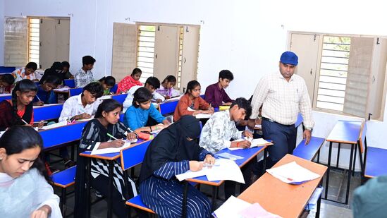 గత ఏడాదితో పోల్చితే.. ఈసారి సాధ్యమైనంత త్వరగా ఫలితాల విడుదల ప్రక్రియను పూర్తి చేసే అవకాశం ఉంది. ఈఏపీసెట్ తో పాటు ఇతర పరీక్షల దృష్ట్యా.... వీలైనంత త్వరగా వాల్యూయేషన్ ప్రక్రియ పూర్తి చేయాలని చూస్తోంది.