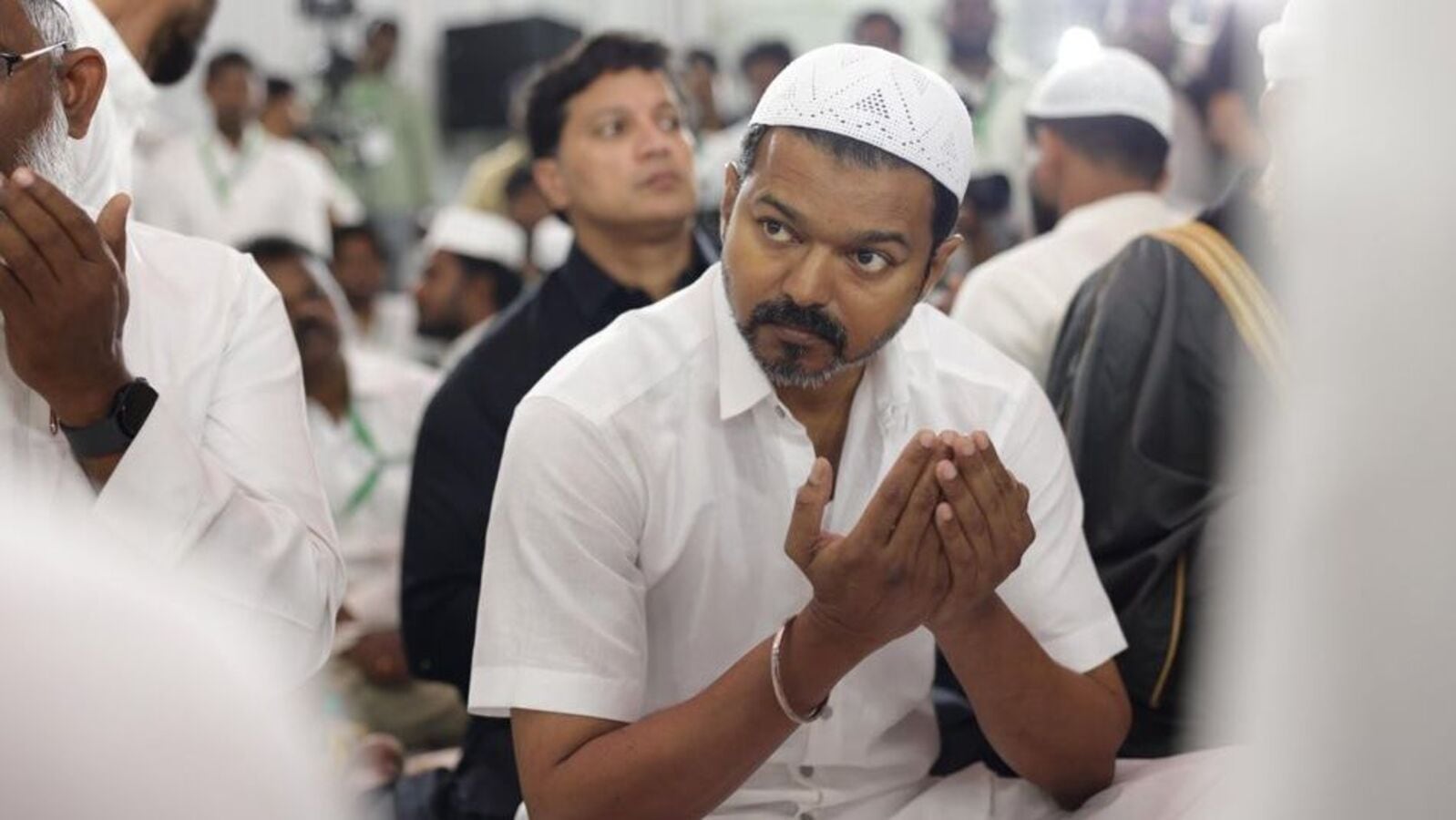 Actor Vijay in Iftar Party: పొలిటికల్ పార్టీ ఇఫ్తార్ విందులో తళపతి విజయ్.. వైరల్ గా స్టార్ హీరో లుక్.. వీడియో ట్రెండింగ్