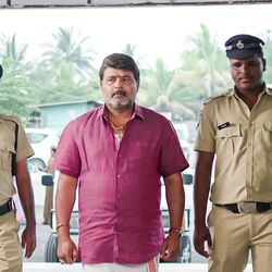 <p>ఇల్లు ఇల్లాలు పిల్ల‌లు సీరియ‌ల్‌లో ప్ర‌భాక‌ర్‌, ఆమ‌ని లీడ్ రోల్స్‌లో న‌టిస్తున్నారు. ప్ర‌శాంత్‌, ర‌ఫీక్ షా, లావ‌ణ్య‌, వైభ‌వ్ సూర్య‌, &nbsp;అన్షురెడ్డి కీల‌క పాత్ర‌లు పోషిస్తున్నారు.&nbsp;</p>