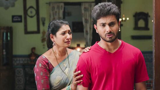 రెండు కుటుంబాల మ‌ధ్య నెల‌కొన్న ప‌గ‌లు, ప్ర‌తీకారాల‌తో ఇల్లు ఇల్లాలు పిల్ల‌లు సీరియ‌ల్ తెర‌కెక్కింది.&nbsp;
