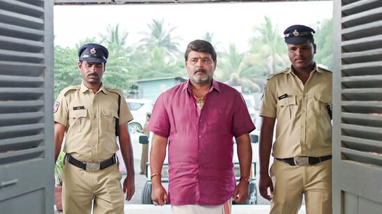 ఇల్లు ఇల్లాలు పిల్ల‌లు సీరియ‌ల్‌లో ప్ర‌భాక‌ర్‌, ఆమ‌ని లీడ్ రోల్స్‌లో న‌టిస్తున్నారు. ప్ర‌శాంత్‌, ర‌ఫీక్ షా, లావ‌ణ్య‌, వైభ‌వ్ సూర్య‌, &nbsp;అన్షురెడ్డి కీల‌క పాత్ర‌లు పోషిస్తున్నారు.&nbsp;
