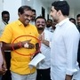 రామానాయుడును పలకరిస్తున్న లోకేష్