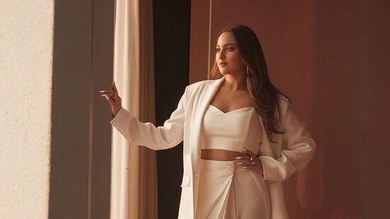 గ‌త ఏడాది హిందీలో &nbsp;క‌కుడా మూవీతో హీరామండి వెబ్‌సిరీస్ చేసింది సోనాక్షి సి