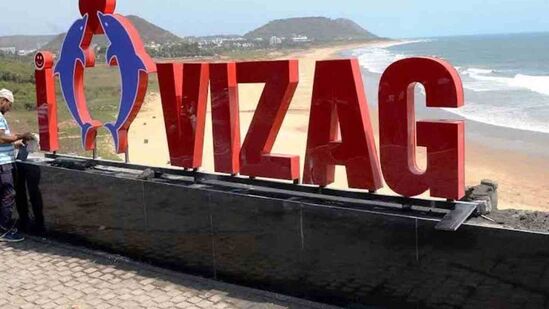 ఈ ప్యాకేజీ మొత్తం ఐదు రోజులు ఉంటుంది. మొదటి రోజు హైదరాబాద్ రైల్వే స్టేషన్(Train No. 12728 ) నుంచి సాయంత్రం 5.05 గంటలకు బయల్దేరుతారు. ఉదయం 5.55 కు విశాఖకు చేరుతారు. హోటల్ లో కి చెకిన్ అయిన తర్వాత… బ్రేక్ ఫాస్ట్ ఉంటుంది. నేరుగా కాళీ మాతా దర్శనం, సబ్ మెరైన్ మ్యూజియం చేస్తారు. ఆ తర్వాత లంచ్ ఉంటుంది. మధ్యాహ్నం తర్వాత కైలాసగిరి, రుషికొండ బీచ్ చూస్తారు. రాత్రి వైజాగ్ లోనే బస చేస్తారు. ఈ ప్యాకేజీ మొత్తం ఐదు రోజులు ఉంటుంది. మొదటి రోజు హైదరాబాద్ రైల్వే స్టేషన్(Train No. 12728 ) నుంచి సాయంత్రం 5.05 గంటలకు బయల్దేరుతారు. ఉదయం 5.55 కు విశాఖకు చేరుతారు. హోటల్ లో కి చెకిన్ అయిన తర్వాత… బ్రేక్ ఫాస్ట్ ఉంటుంది. నేరుగా కాళీ మాతా దర్శనం, సబ్ మెరైన్ మ్యూజియం చేస్తారు. ఆ తర్వాత లంచ్ ఉంటుంది. మధ్యాహ్నం తర్వాత కైలాసగిరి, రుషికొండ బీచ్ చూస్తారు. రాత్రి వైజాగ్ లోనే బస చేస్తారు.