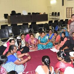 <p>మహిళా సంఘాలకు మరింత ఊతం ఇచ్చేలా తెలంగాణ ప్రభుత్వం కీలక నిర్ణయాలను తీసుకుంది. ఇటీవలే జరిగిన మంత్రివర్గం సమావేశంలోనూ పలు అంశాలపై చర్చ జరిగింది. మహిళా సంఘాల్లో ప్రస్తుతం ఉన్న 65 లక్షల సభ్యుల నుంచి కోటి మందిని చేర్పించేందుకు గ్రీన్ సిగ్నల్ ఇచ్చింది. ఇందులో భాగంగా కీలక నిర్ణయం తీసుకుంది.</p>