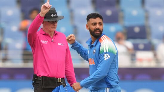 నిజానికి మొదట ఛాంపియన్స్ ట్రోఫీ కోసం ప్రకటించిన భారత జట్టులో వరుణ్ కు చోటు దక్కలేదు. కానీ టీ20ల్లో అతని అద్భుత ప్రదర్శనతో వన్డే జట్టులోకి తీసుకున్నారు. చివర్లో టీమిండియా జట్టులో మార్పులు చేశారు.&nbsp;