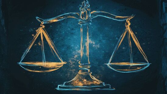 తుల: మీనంలో బుధుడు తిరోగమనంలో సంచరించే కాలం తులా రాశి వారికి లాభదాయకం. ఈ కాలంలో చాలా విషయాల్లో సక్సెస్ అవుతారు. ఆర్థిక పరిస్థితి గతం కంటే మెరుగ్గా ఉంటుంది. వేరే వ్యక్తుల నుంచి రావాల్సిన డబ్బు చేతికి అందొచ్చు. వ్యక్తిగత జీవితంలో సంతోషం ఉంటుంది. (గమనిక: నమ్మకాలు, శాస్త్రాల విశ్వాసాల ఆధారంగా ఈ సమాచారం అందించాం. ఇవి అంచనాలు మాత్రమే, ఆధారాలు ఉండవు. సందేహాల నివృత్తి, వ్యక్తిగత ప్రభావాల కోసం సంబంధిత నిపుణులను సంప్రదించవచ్చు.) తుల: మీనంలో బుధుడు తిరోగమనంలో సంచరించే కాలం తులా రాశి వారికి లాభదాయకం. ఈ కాలంలో చాలా విషయాల్లో సక్సెస్ అవుతారు. ఆర్థిక పరిస్థితి గతం కంటే మెరుగ్గా ఉంటుంది. వేరే వ్యక్తుల నుంచి రావాల్సిన డబ్బు చేతికి అందొచ్చు. వ్యక్తిగత జీవితంలో సంతోషం ఉంటుంది. (గమనిక: నమ్మకాలు, శాస్త్రాల విశ్వాసాల ఆధారంగా ఈ సమాచారం అందించాం. ఇవి అంచనాలు మాత్రమే, ఆధారాలు ఉండవు. సందేహాల నివృత్తి, వ్యక్తిగత ప్రభావాల కోసం సంబంధిత నిపుణులను సంప్రదించవచ్చు.)