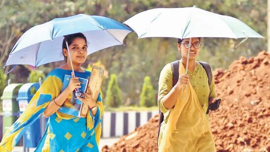 రాయలసీమలో ఆదివారం, సోమవారం పొడి వాతావరణం ఏర్పడే అవకాశం ఉందని వాతావరణ కేంద్రం వెల్లడించింది. గరిష్ట ఉష్ణోగ్గతలు సాధారణం కంటే 2 నుంచి 3 డిగ్రీల సెంటీగ్రేడ్ ఎక్కువగా నమోదయ్యే అవకాశముందని పేర్కొంది. అయితే మంగళవారం తేలికపాటి జల్లులు ఒకటి లేదా రెండు చోట్ల కురిసే అవకాశముందని తెలిపింది. &nbsp;