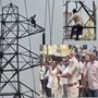 భార్య కాపురానికి రావడంలేదని హై టెన్షన్ టవర్ ఎక్కిన భర్త, హైరానా పడ్డ పోలీసులు