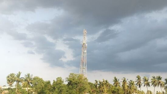 ఏపీలోని ఉత్తర కోస్తా, దక్షిణ కోస్తాలో పూర్తిగా పొడి వాతావరణమే ఉండనుండగా… రాయలసీమకు మాత్రం ఐఎండీ చల్లని కబురు చెప్పింది. ఇవాళ పలుచోట్ల తేలికపాటి నుంచి ఒక మోస్తారు వర్షాలు కురిసే అవకాశం ఉందని అంచనా వేసింది.
