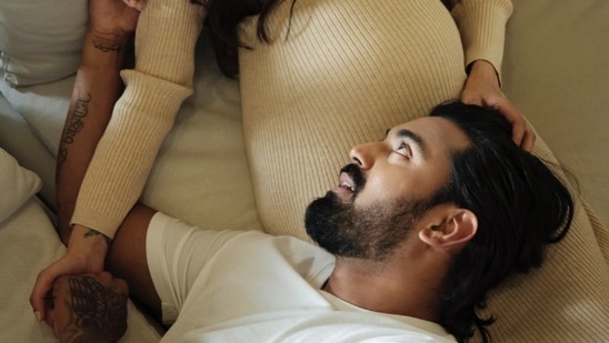 టీమిండియా వికెట్ కీపర్ బ్యాటర్ కేఎల్ రాహుల్ తండ్రి కాబోతున్నాడు. అతని భార్య అతియా శెట్టి బిడ్డకు జన్మనివ్వబోతోంది. &nbsp;ఈ కపుల్ తాజా మెటర్నిటీ ఫొటోషూట్ వైరల్ గా మారింది. ఒడిలో పడుకున్న రాహుల్ ను అతియా ప్రేమగా చూస్తున్న ఫొటో ఆకట్టుకుంటోంది.&nbsp;