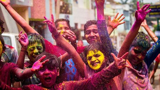 హోలీలో గ్రహాల కలయిక అన్ని రాశులపై ప్రత్యేక ప్రభావాన్ని చూపుతుంది. ఈ అరుదైన గ్రహ&nbsp;సంయోగం ఫలితంగా ఏ నాలుగు రాశుల వారికి సానుకూల ప్రభావం ఉంటుందో వివరంగా తెలుసుకుందాం.