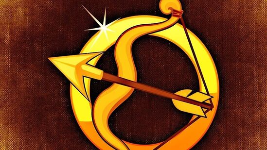 ధనుస్సు రాశి వారికి తొమ్మిదవ ఇంట్లో చంద్రగ్రహణం ఏర్పడుతుంది. దీనివల్ల మంచి ఫలితాలు వస్తాయి. ఆఫీసులో మంచి విజయాన్ని అందుకుంటారు. ఈ కాలంలో విద్యార్థులు కొన్ని పెద్ద విజయాలు సాధిస్తారు. అదృష్టం పూర్తి సహకారం పొందుతుంది. మీ పనులన్నీ సులభంగా పూర్తవుతాయి. ఉద్యోగం చేసేవారికి సమర్థవంతమైన స్థానం లభించే అవకాశం ఉంది. ధనుస్సు రాశి వారికి తొమ్మిదవ ఇంట్లో చంద్రగ్రహణం ఏర్పడుతుంది. దీనివల్ల మంచి ఫలితాలు వస్తాయి. ఆఫీసులో మంచి విజయాన్ని అందుకుంటారు. ఈ కాలంలో విద్యార్థులు కొన్ని పెద్ద విజయాలు సాధిస్తారు. అదృష్టం పూర్తి సహకారం పొందుతుంది. మీ పనులన్నీ సులభంగా పూర్తవుతాయి. ఉద్యోగం చేసేవారికి సమర్థవంతమైన స్థానం లభించే అవకాశం ఉంది.