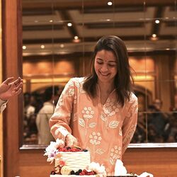 <p>Alia Bhatt Birthday: ఆలియా భట్ శనివారం (మార్చి 15) 31 ఏళ్లు పూర్తి చేసుకొని 32వ ఏట అడుగుపెట్టనుంది. అయితే ఆమె రెండు రోజుల ముందే భర్త రణ్‌బీర్ తో కలిసి ముంబైలో ఇలా బర్త్ డే సెలబ్రేట్ చేసుకోవడం విశేషం.</p>