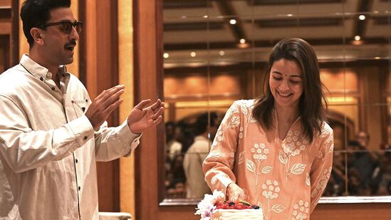 <p>Alia Bhatt Birthday: ఆలియా భట్ శనివారం (మార్చి 15) 31 ఏళ్లు పూర్తి చేసుకొని 32వ ఏట అడుగుపెట్టనుంది. అయితే ఆమె రెండు రోజుల ముందే భర్త రణ్‌బీర్ తో కలిసి ముంబైలో ఇలా బర్త్ డే సెలబ్రేట్ చేసుకోవడం విశేషం.</p>