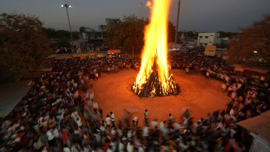 హోలీ పండుగ సందర్భంగా గుజరాత్ లో హోలీ కా దహన్ కార్యక్రమం