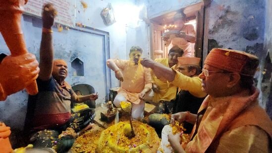 ఉత్తరప్రదేశ్ లోని సంభాల్ లోని కార్తికేయ మహాదేవ్ ఆలయంలో 46 ఏళ్ల తర్వాత తొలిసారిగా ఈ ఏడాది హోలీ పండుగను భక్తులు జరుపుకున్నారు.