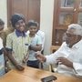జాజిరి ఆడుతున్న పిల్లలతో ఎమ్మెల్సీ జీవన్ రెడ్డి ముచ్చట్లు